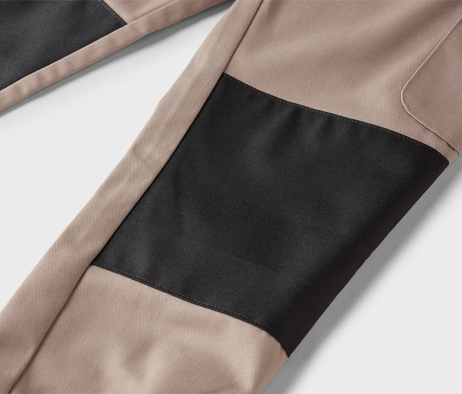 Közeli kép bézs színű nadrágról fekete foltokkal.