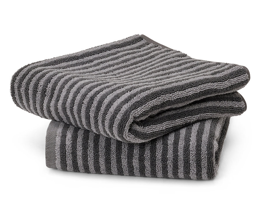 Két szürke csíkos törölköző van egymásra rakva.