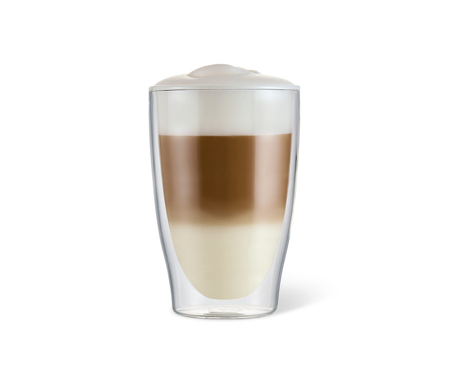 Latte macchiato egy duplafalú pohárban.
