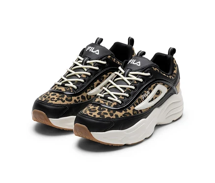 Két FILA leopárdmintás sneaker fekete részletekkel, fehér talppal és krémszínű fűzőkkel.