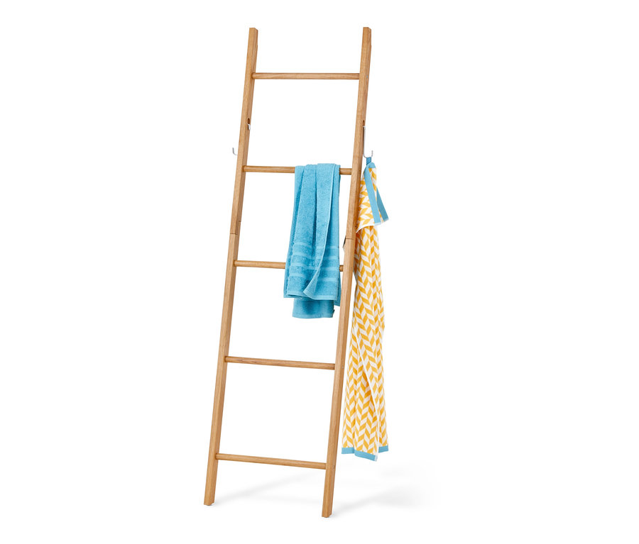 Egy törölközőtartó létra, fa, kék és sárga-fehér törölközővel.