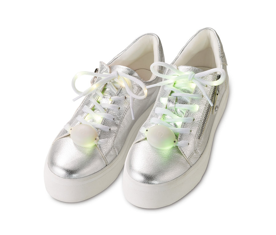 Ezüst színű tornacipők LED-es cipőfűzővel.