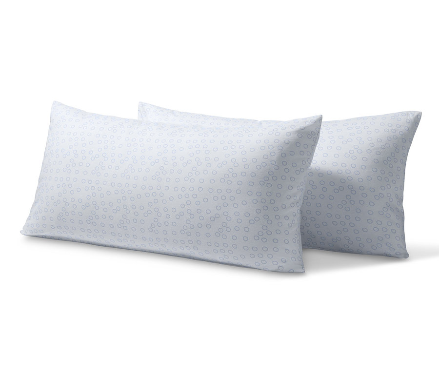 Két darab jersey párnahuzat kék kör mintával, fehér háttéren.