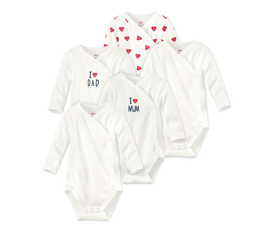 Öt fehér, hosszú ujjú body bio pamutból. Egyikük piros szívecskés mintával, kettő pedig "I <3 DAD" és "I <3 MUM" felirattal.