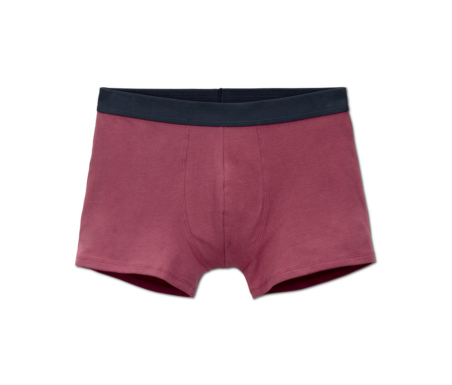 Egy vörös színű, 5 darabos férfi boxer alsónadrág szett, sötétkék derékpánttal, fehér háttérrel.