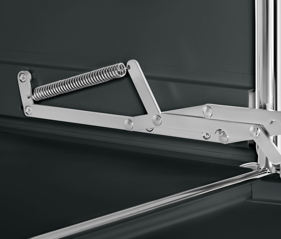 A fekete »CN3« fém nyitott ruhásszekrény mechanizmusának részlete.