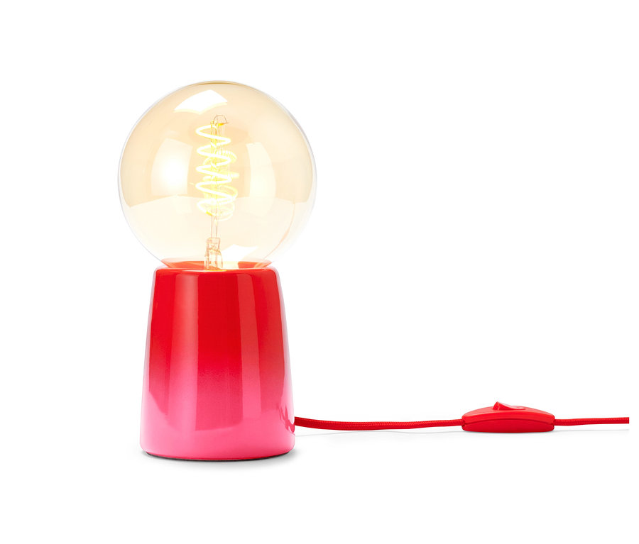 Egy piros LED-es asztali lámpa izzóval.