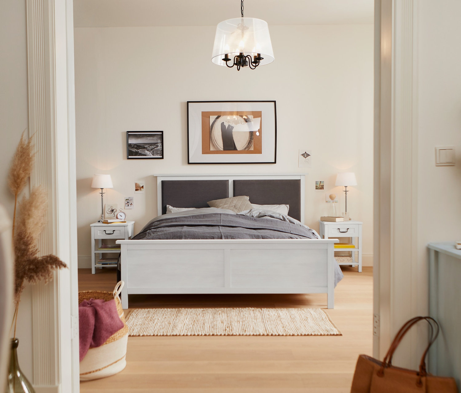 Hálószoba ágykerettel, kárpitozott fejrésszel (160 x 200 cm), éjjeliszekrénnyel, fiókkal és LED-es asztali lámpával.