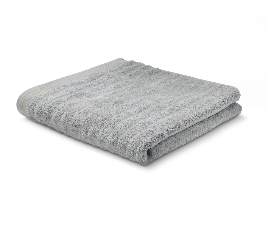 Összehajtott prémium fürdőlepedő, szürke.