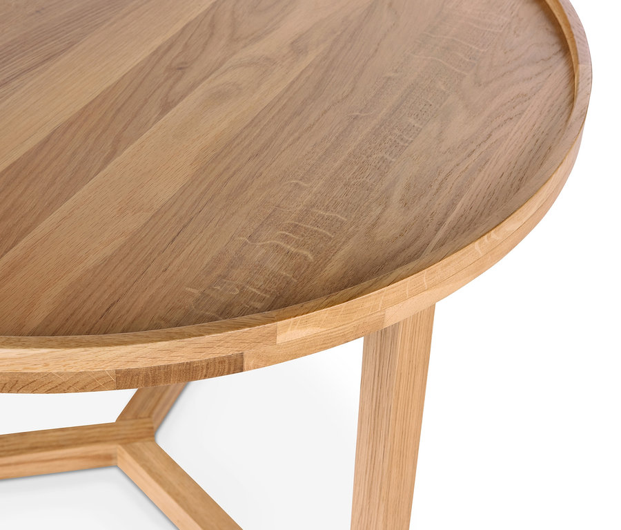 Egy kerek dohányzóasztal részlete.