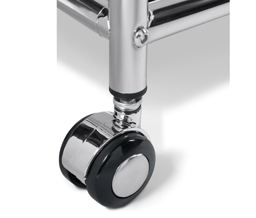 A fekete, fiókos »CN3« fém kisasztal részlete, a kerékre fókuszálva.