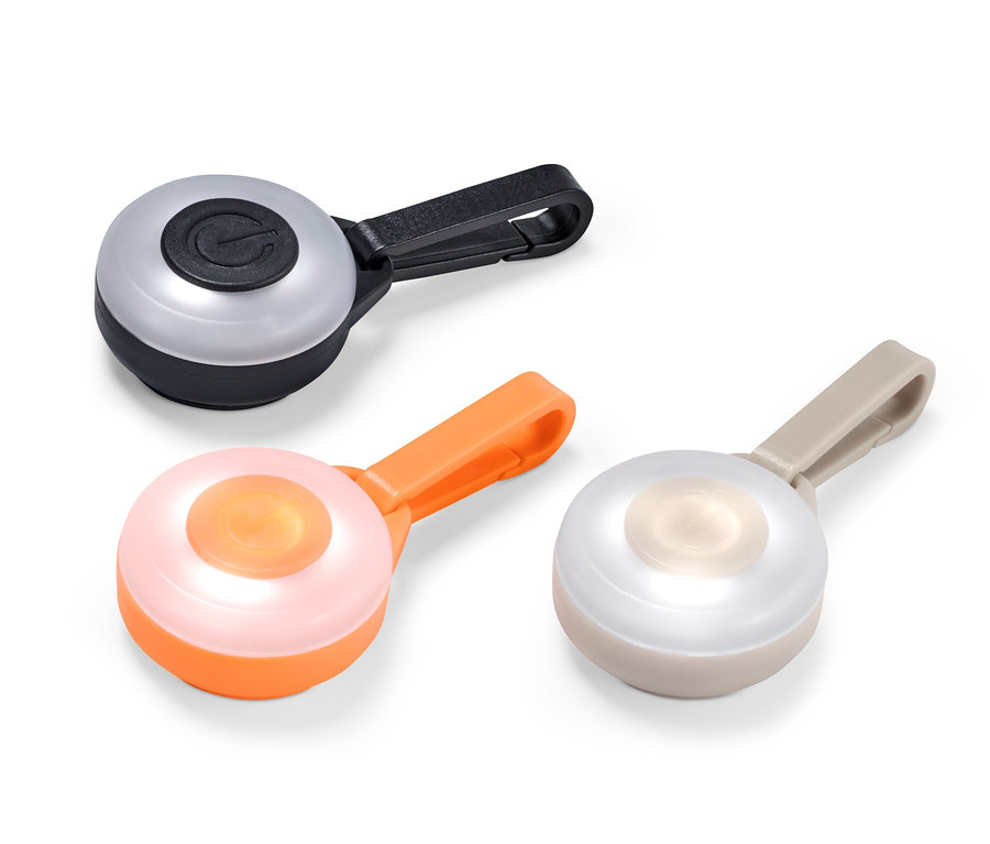 Három különböző színű LED-es lámpa.