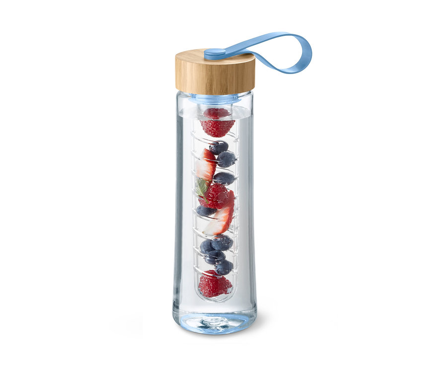 Egy kulacs aromabetéttel, 800 ml vízzel, eperrel és áfonyával töltve.