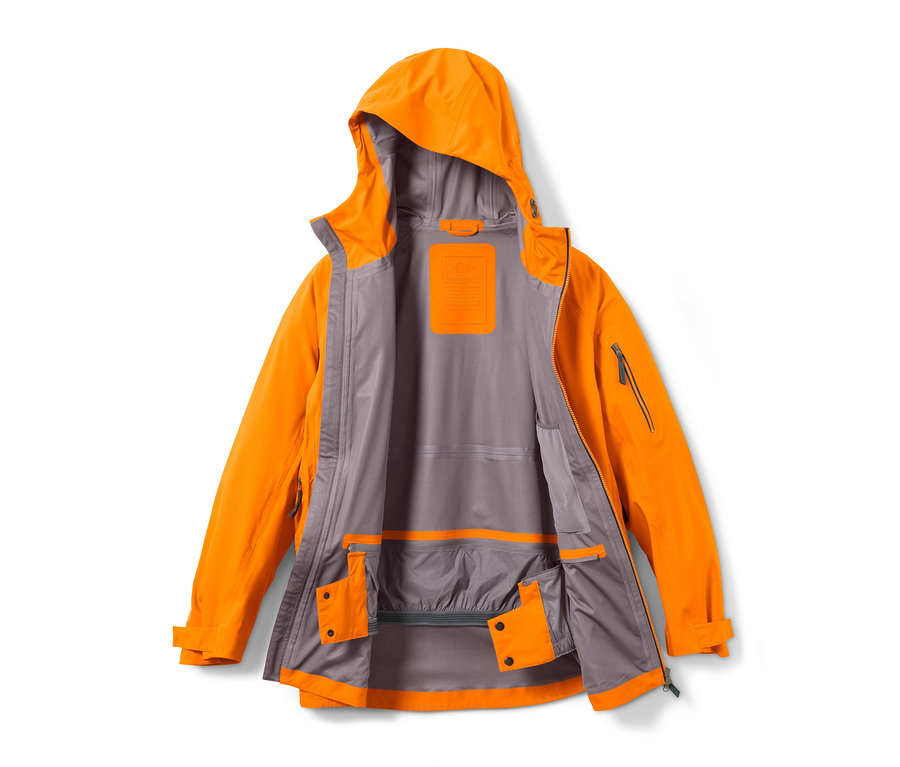 Nyitott, narancssárga férfi hardshell síkabát.