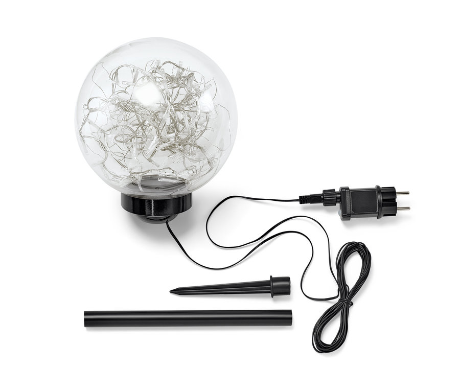 LED-es gömb, tápkábel, földtüske és cső fehér háttéren.