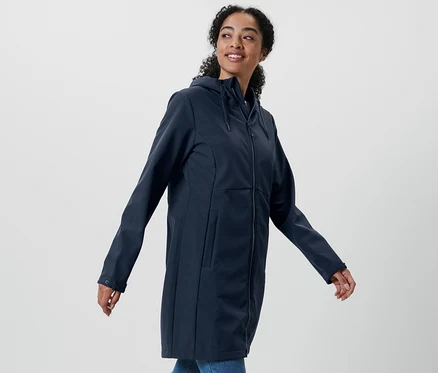 Nő visel sötétkék softshell kabátot.