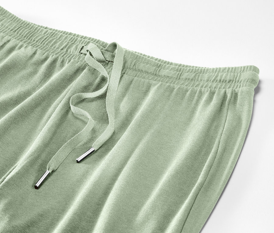 Mentazöld női pizsamanadrág részlete.