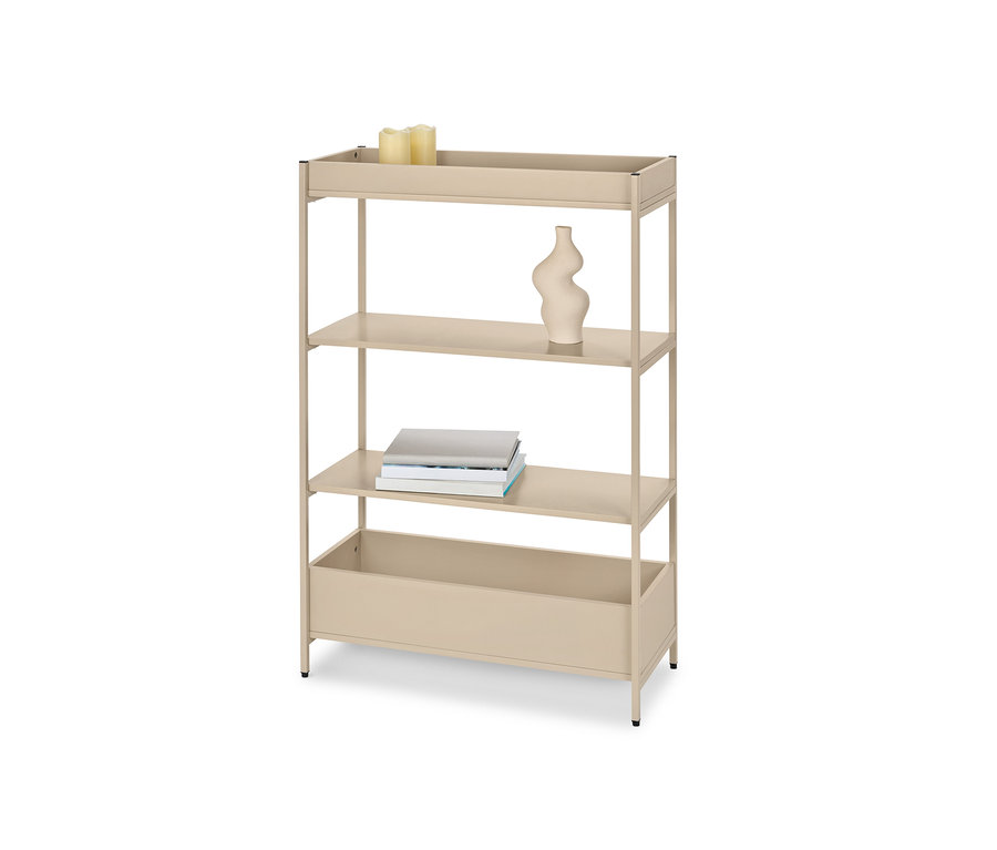 Egy bézs konzol négy polccal, a legfelső polcon gyertyák, a másodikon egy váza, a harmadikon könyvek.