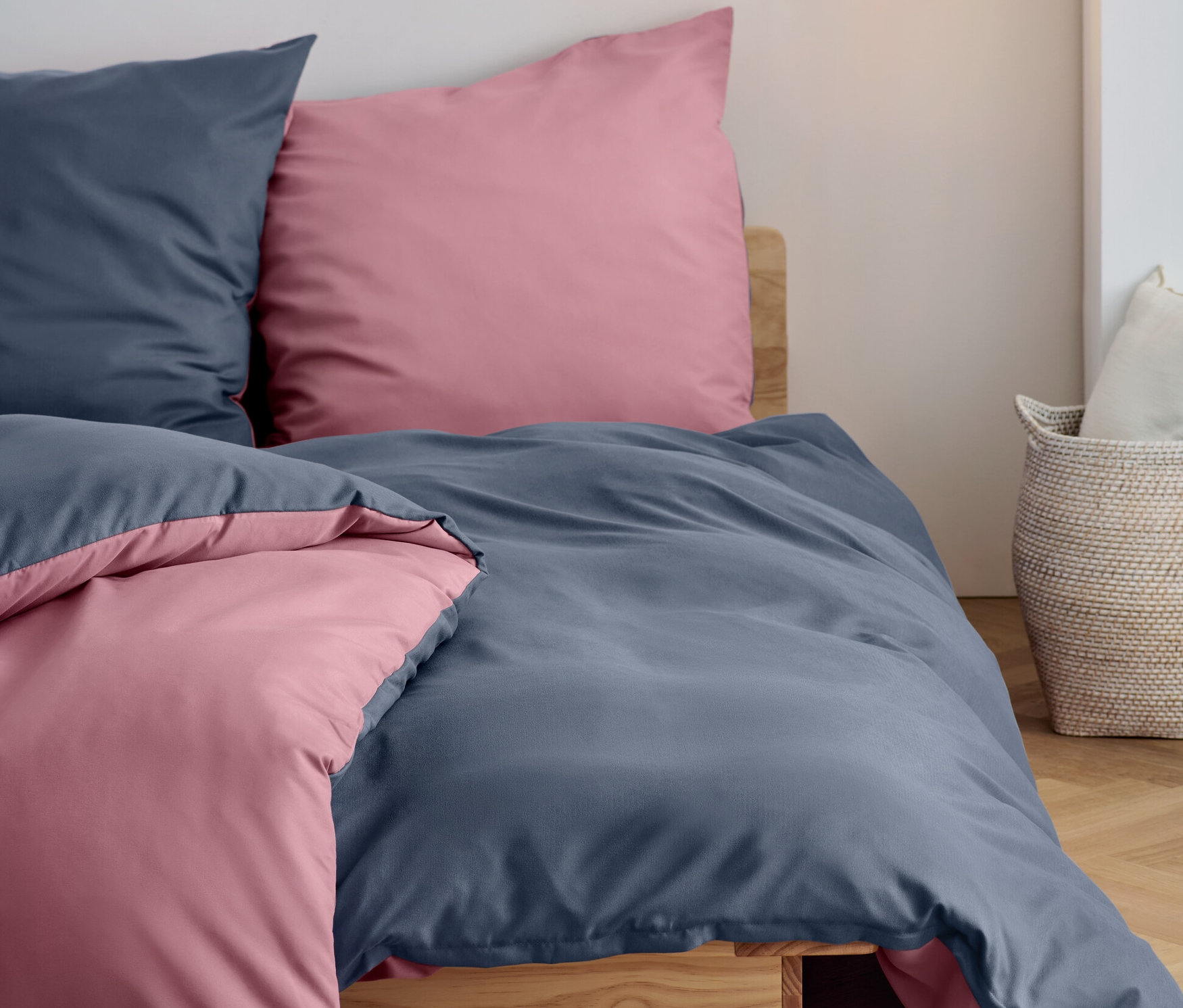 Két kék és két rózsaszín párna és paplan mikroszálas flanel ágyneműből, normál és extra méretben egy ágyon.