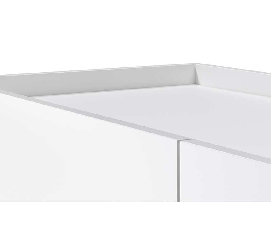 Egy fehér komód, szekrény és szekrény részlete.