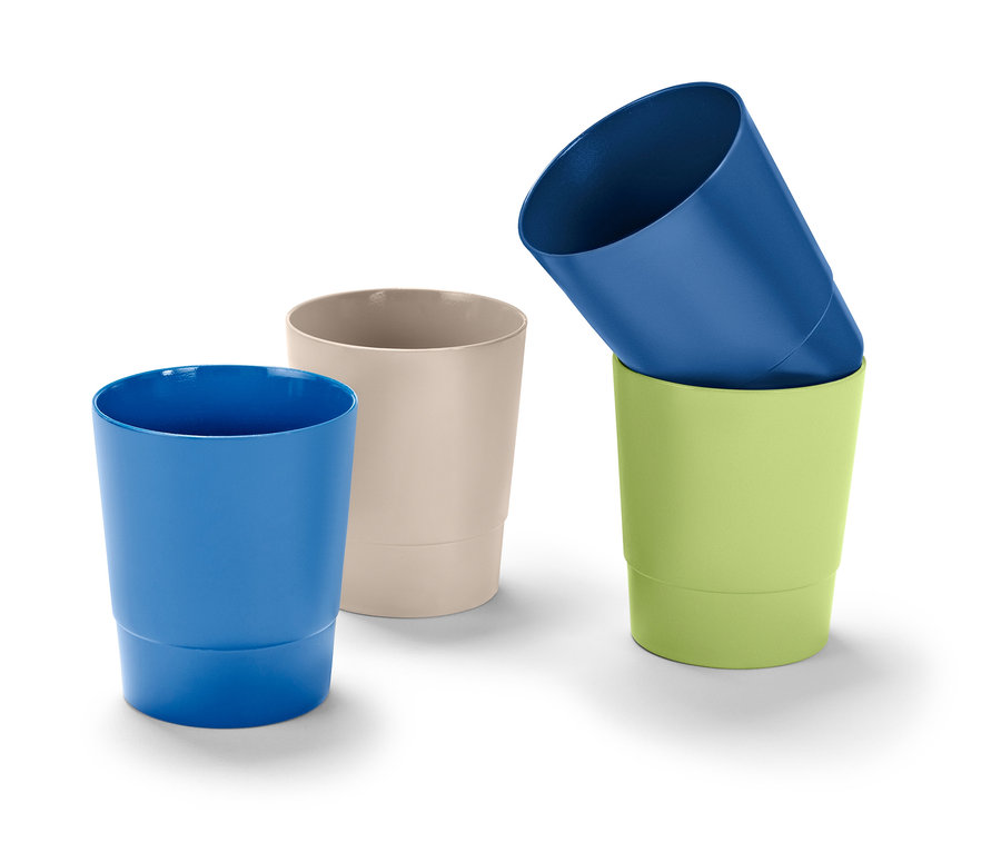 Négy műanyag pohár kék, bézs és zöld színben.