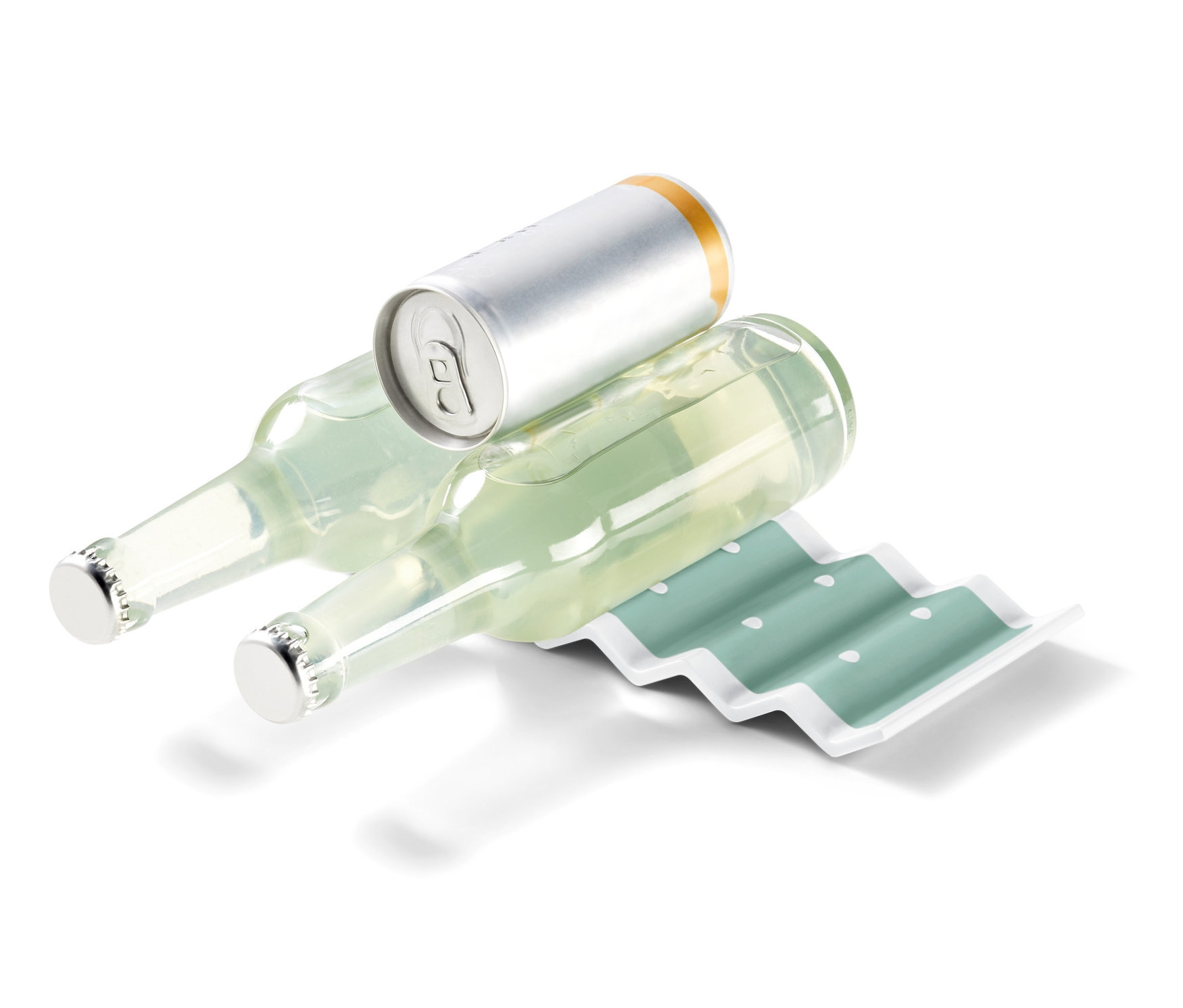 Két üveg és egy doboz fekszik a palacktartó hűtőszekrénybe.