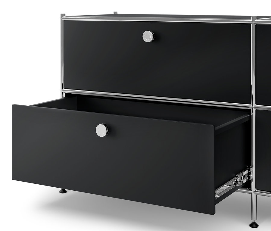 Egy fekete »CN3« fém komód részlete 6 fiókkal és egy »CN3« alacsony fém komód 4 fiókkal, egy fiók kihúzva.