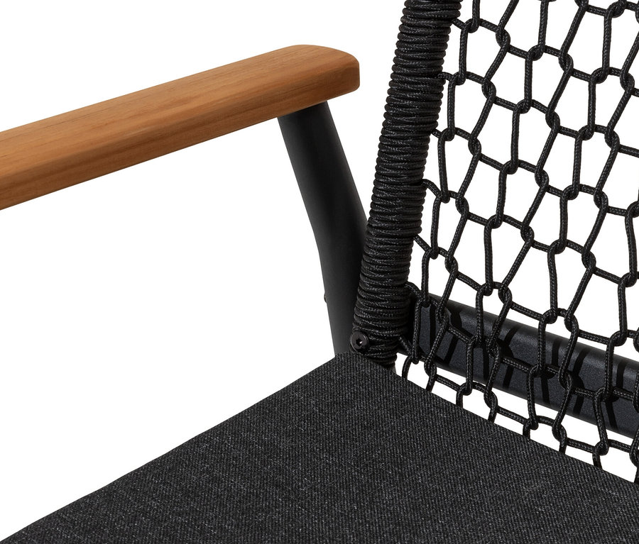 Közeli kép egy teakfa kartámlás, textilhálós étkezőszékről.