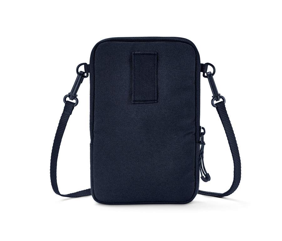 Egy sötétkék oldaltáska részlete.