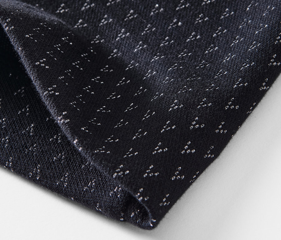 Női jacquard szoknya, csillogó, fekete színben, közelről.