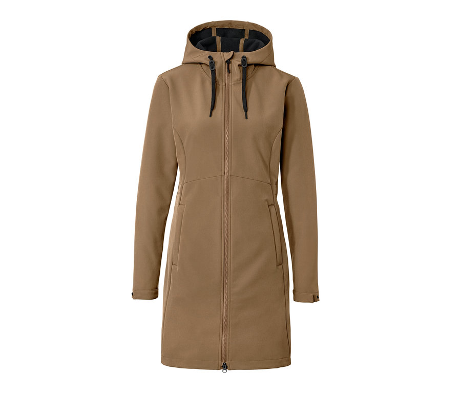 Egy nugát színű softshell kabát kapucnival és középen cipzárral.