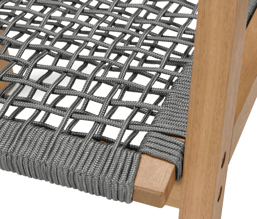 Közelkép egy textilhálós kerti székről.