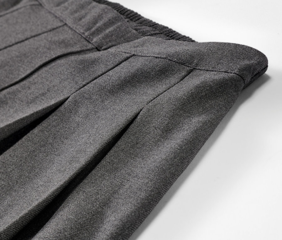 Egy melírozott szürke lány nadrágszoknya részlete.