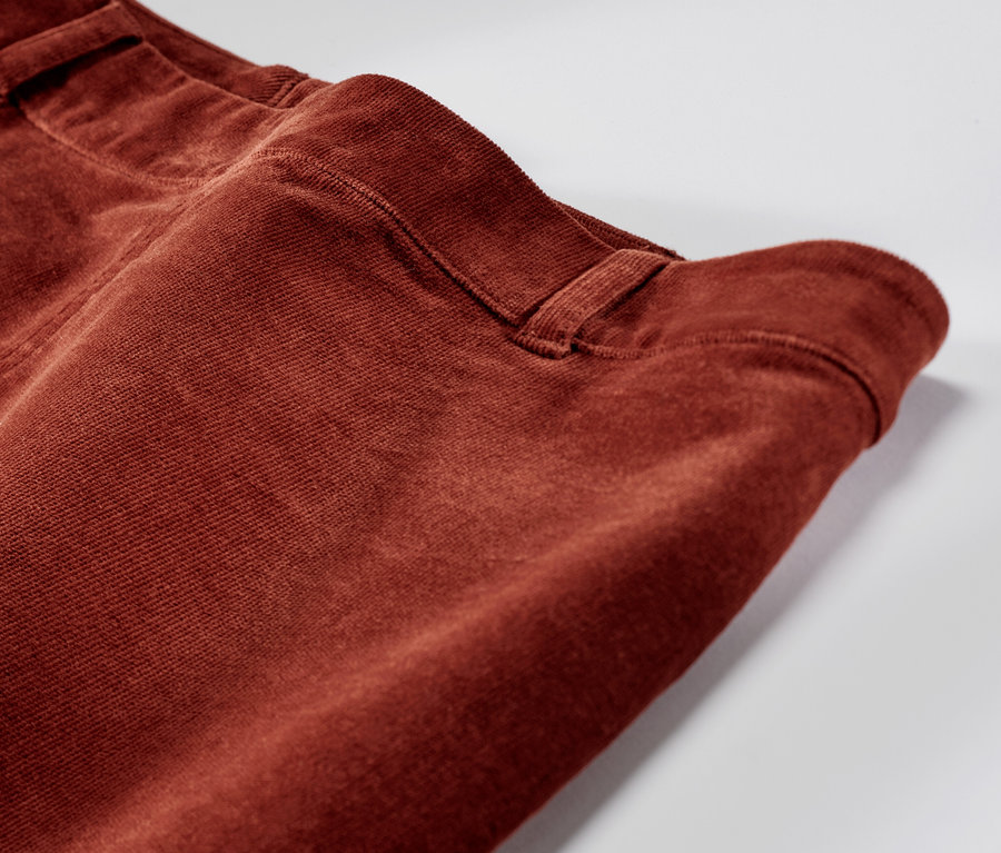 Egy rozsdabarna női kordbársony szoknya részlete.