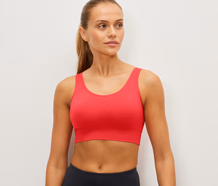 Nő visel egy piros női bustier sportmelltartót.