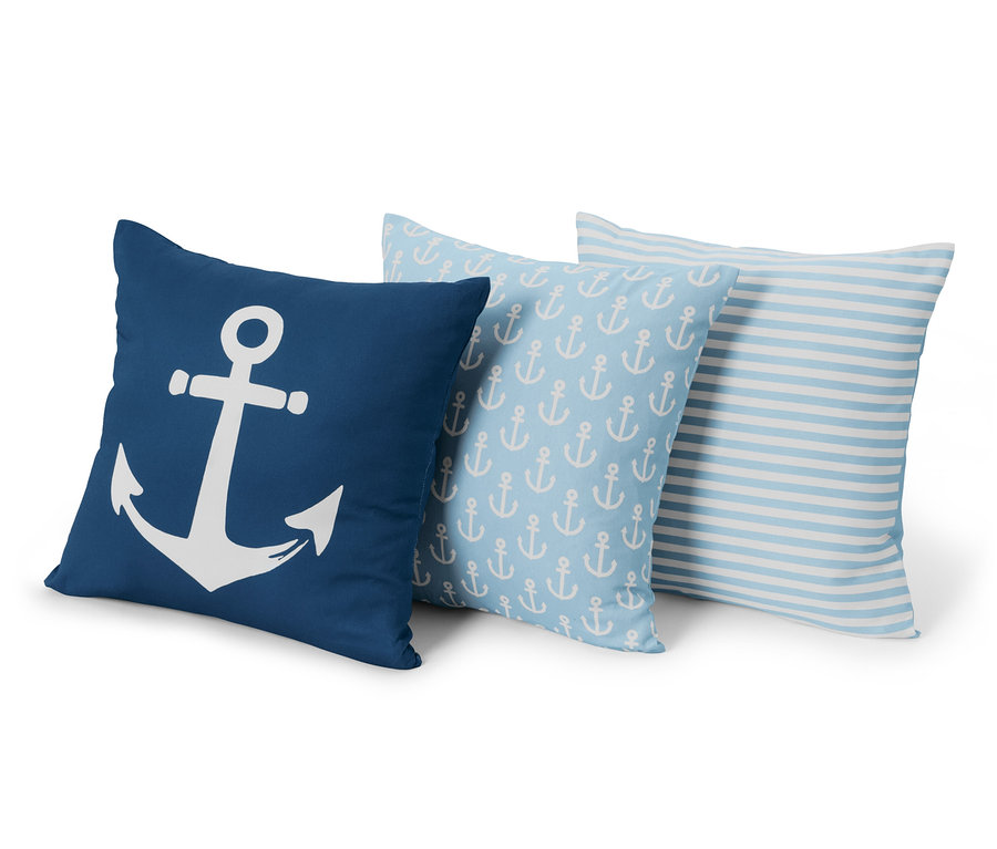 Három 50 x 50 cm-es díszpárnahuzat. Egy sötétkék, fehér horgonnyal, egy világoskék, horgony mintával és egy kék-fehér csíkos.