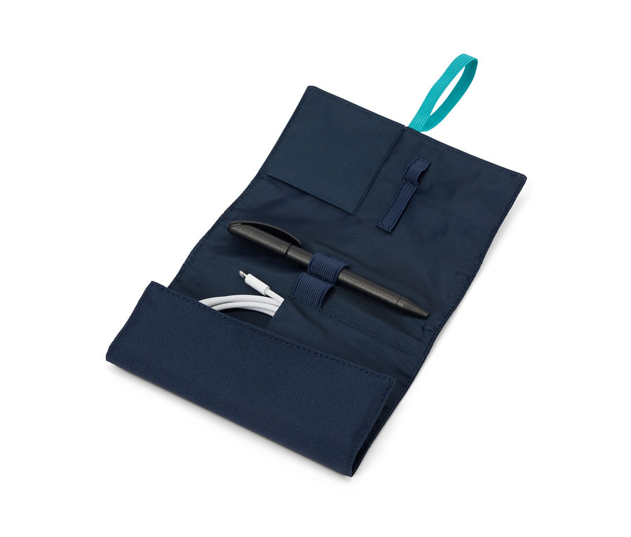 Nyitott kék kábelrendszerező utazáshoz, fekete tollal és fehér kábellel.