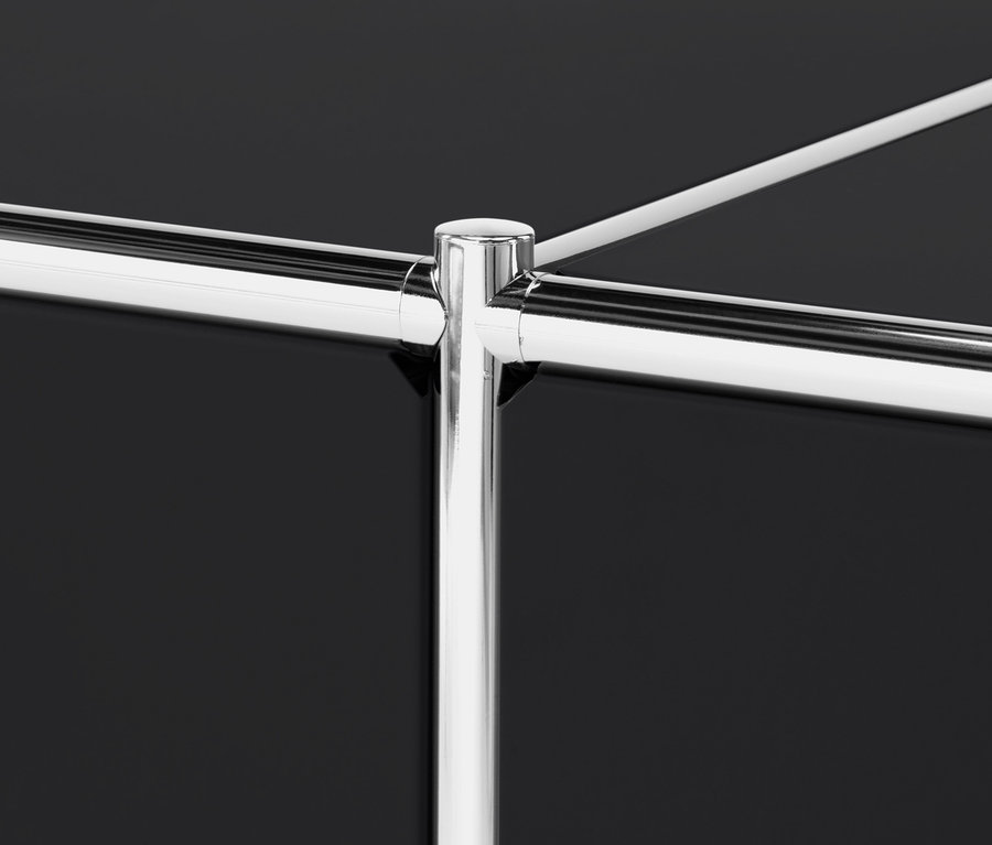 Közelkép egy fekete CN3 szekrényről króm vázzal.