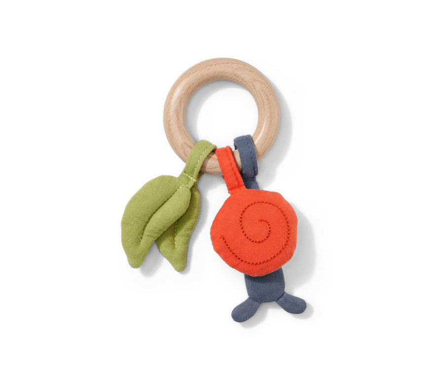 Csörgő fa karikával, szövet levelekkel és csigával.