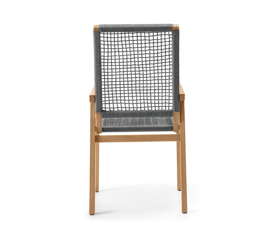 Hátsó nézet egy textilhálós kerti székről.