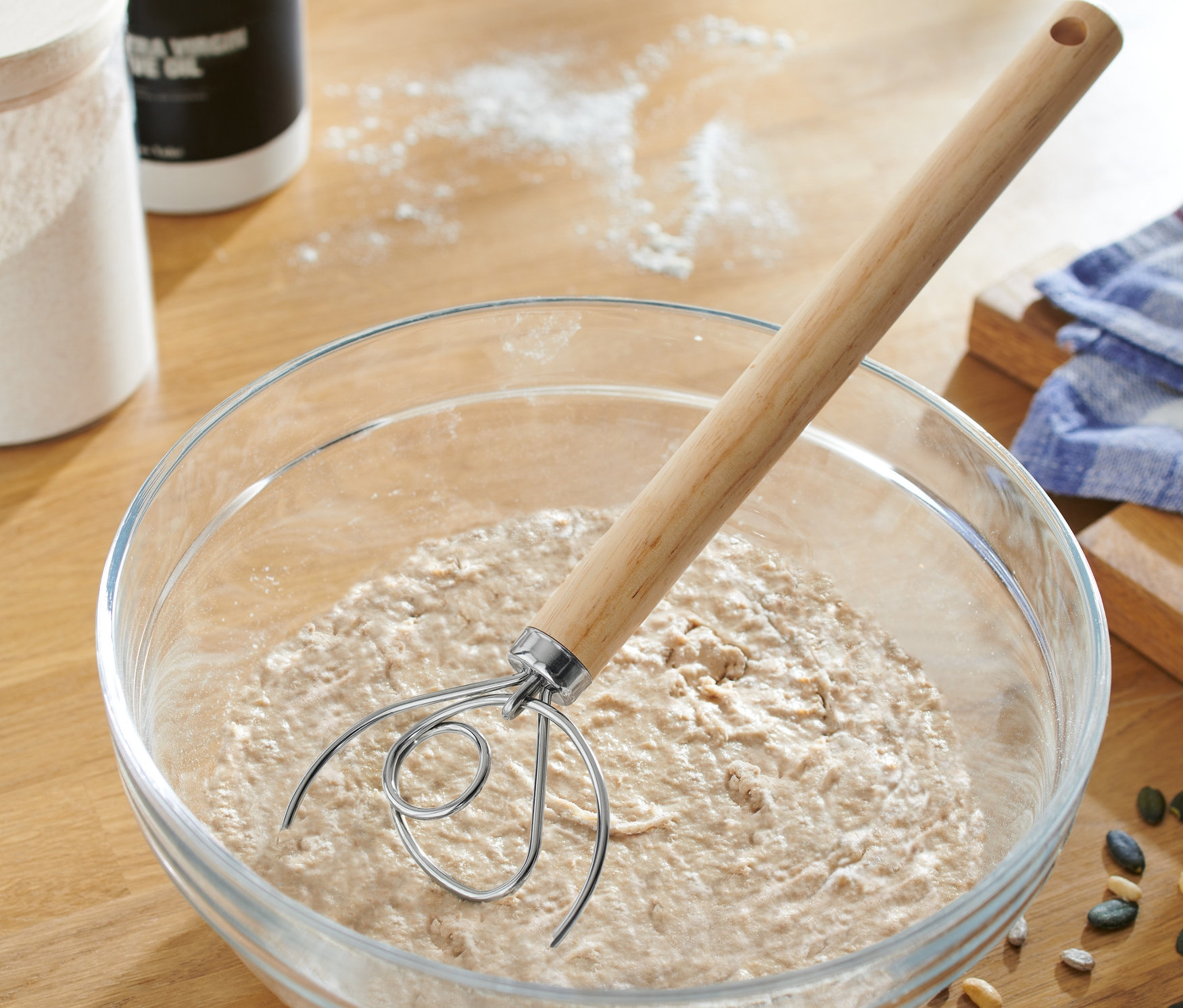 Tésztakeverő a tálban tésztával.