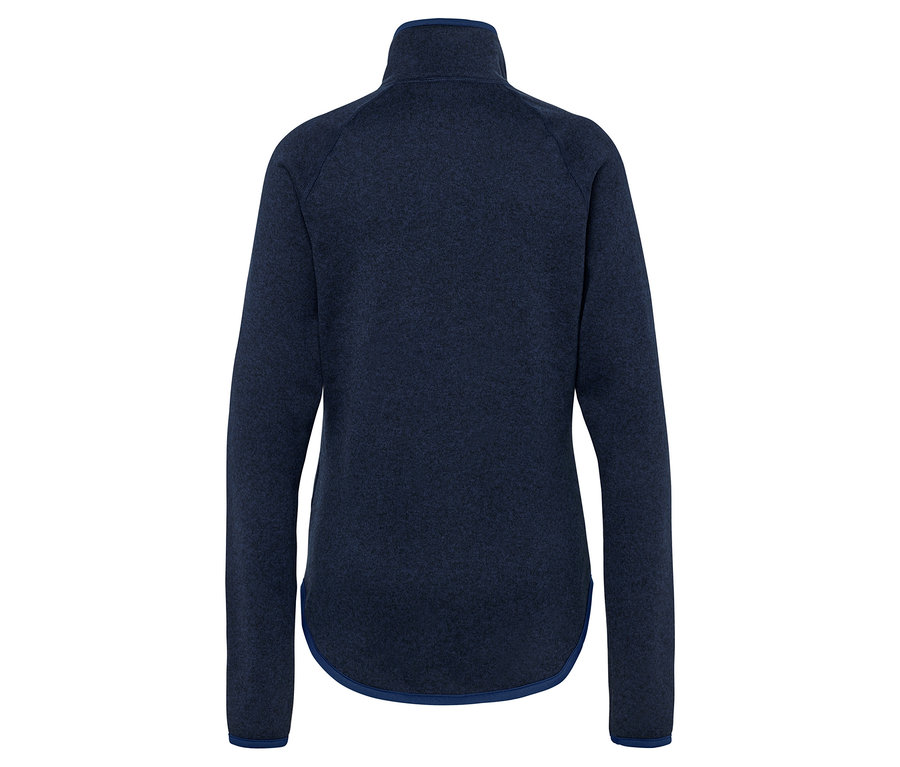 Egy sötétkék, hosszú ujjú fleece pulóver hátulnézetének részlete.