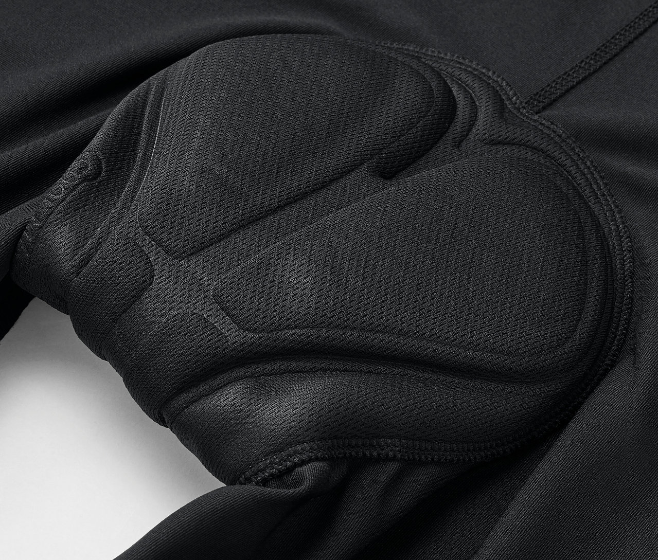 Közeli kép egy fekete, párnázott biciklisnadrágról.