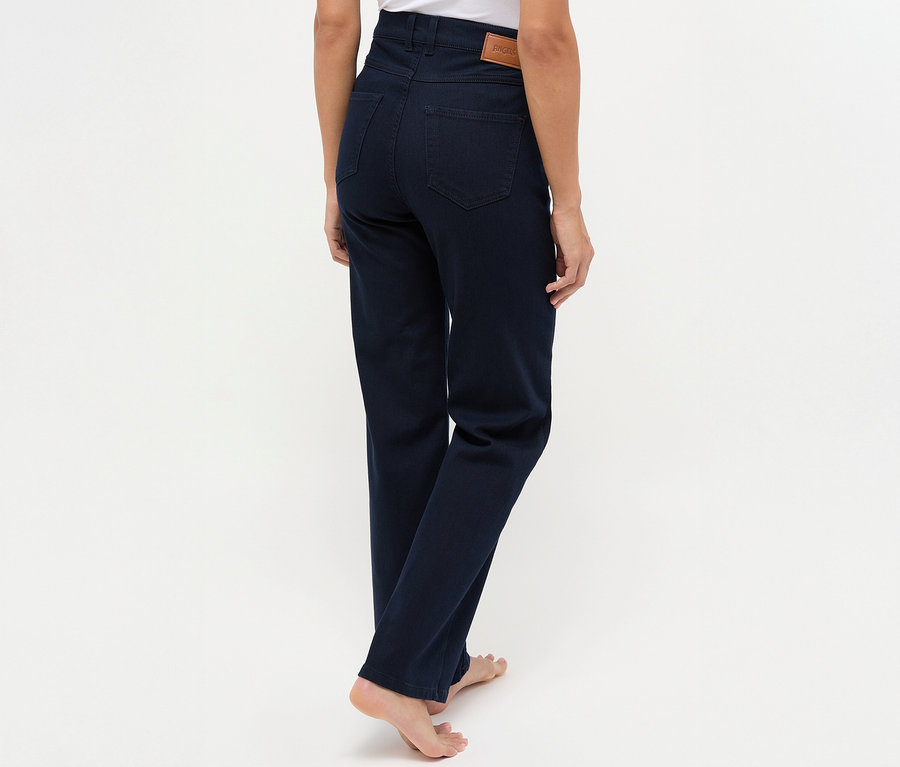 Hátulnézet egy nőről, aki Angels denim »Lara« straight fit farmernadrágot visel, sötétkék színben.