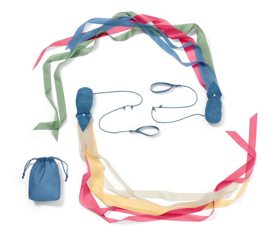 Két poi zsonglőrlabda színes szalagokkal és kék huzattal.