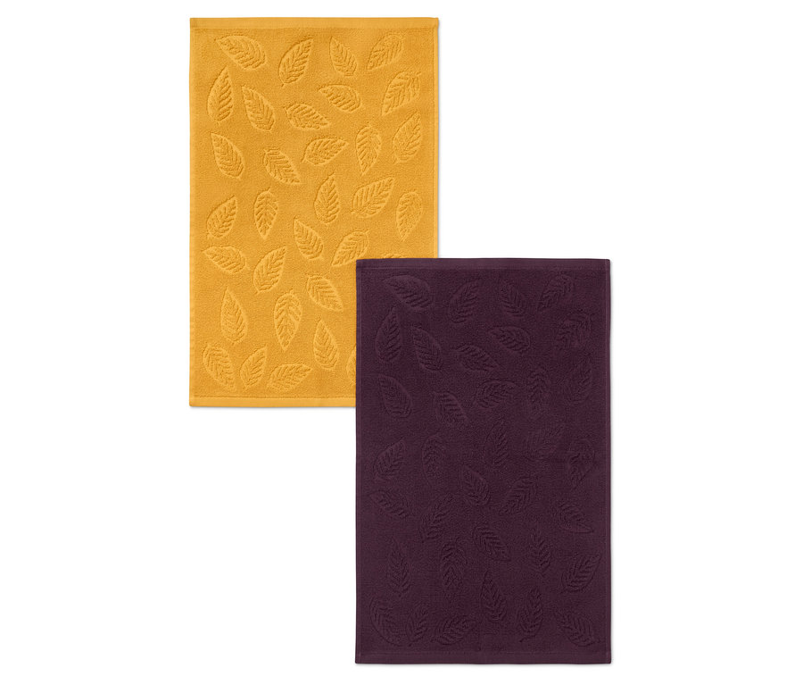 Két törölköző levélmintával: egy sárga és egy lila.