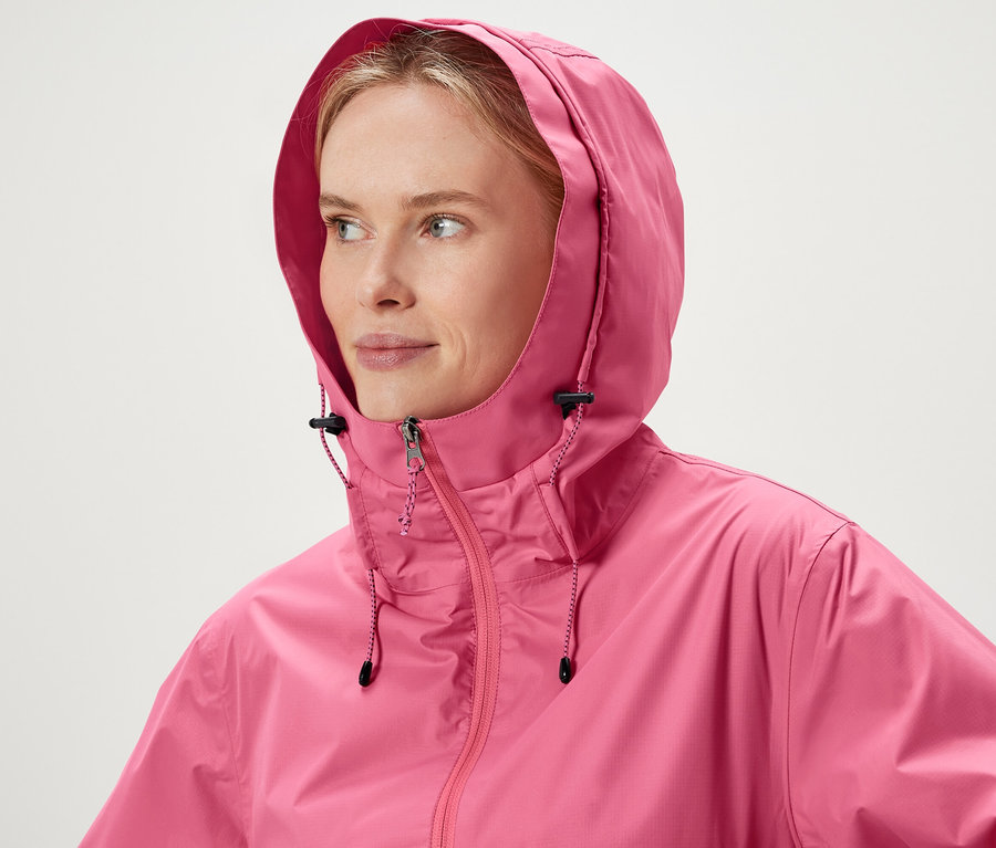 Egy nő rózsaszín kapucnis kabátot visel.