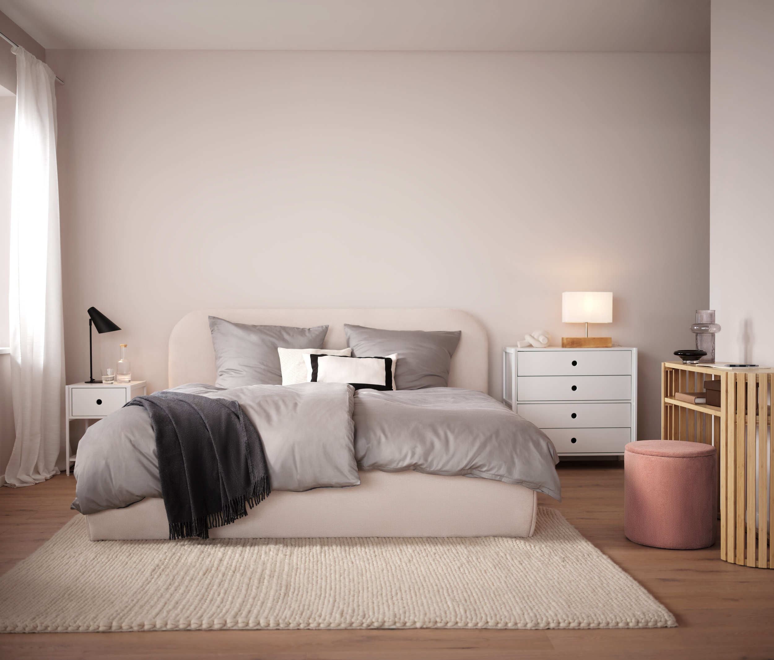 Hálószoba bézs ággyal, szürke ágyneművel és bézs szőnyeggel. A háttérben fehér éjjeliszekrény és komód.