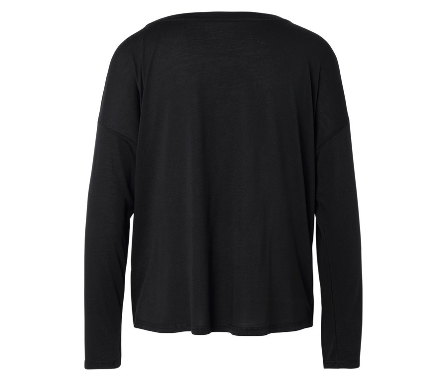 Fekete, hosszú ujjú póló fehér háttérrel.