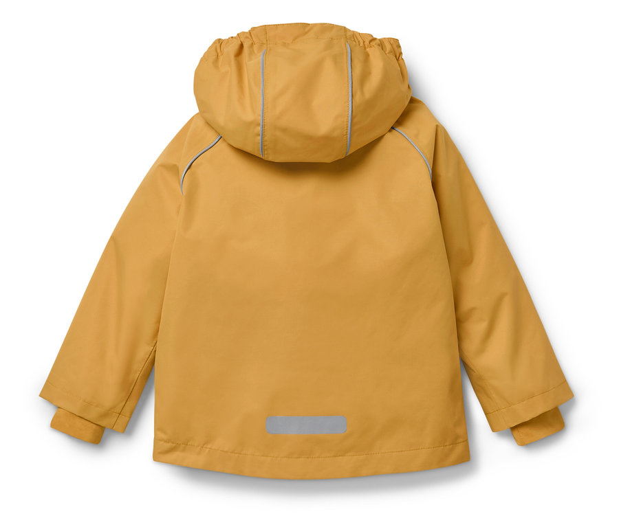 Hátulnézet egy mustársárga, kapucnis kabátról, fényvisszaverő részletekkel.